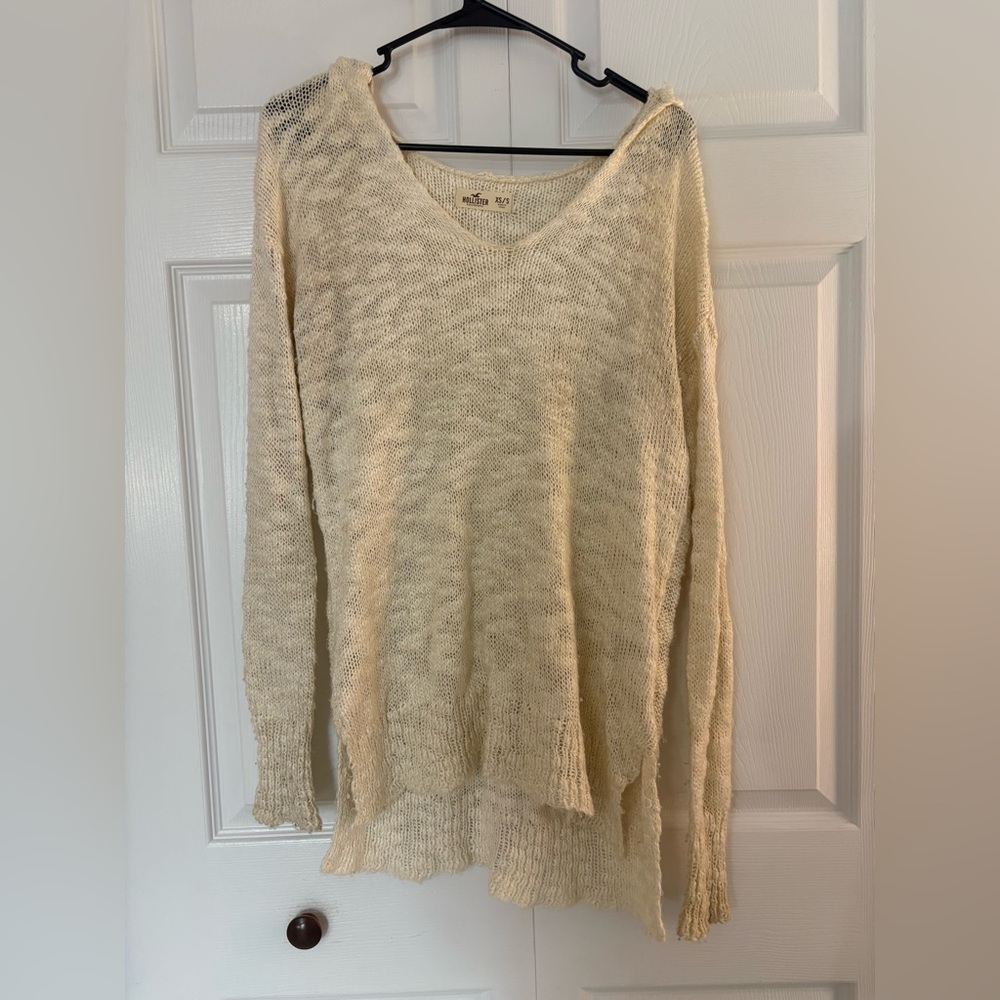 Hollister Cream V-Neck Sweater Relaxed Fit